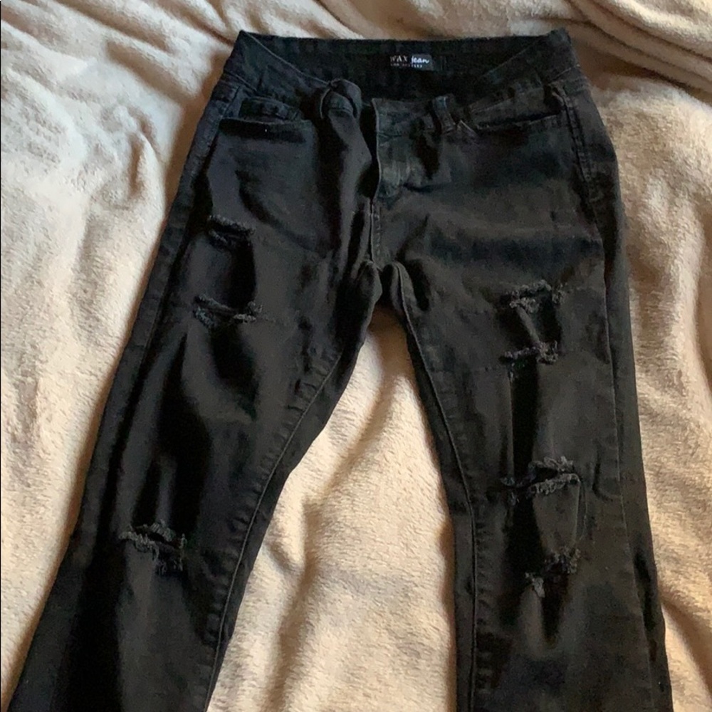 ✨3/$15 or 4/$20✨ Distressed black skinny jeans